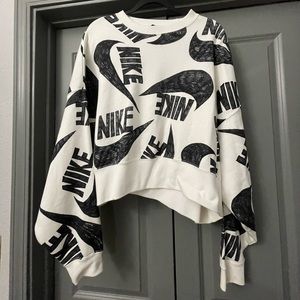 BLACK AND WHITE NIKE PULLOVER